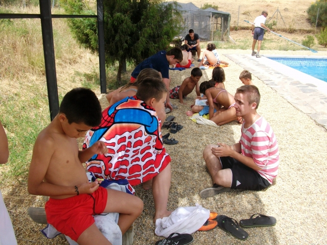 ninos al lado de la piscina campamento