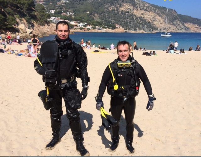 Buceadores en la orilla de la playa