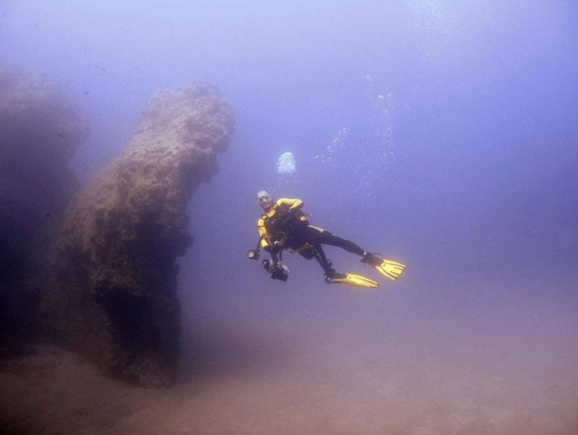 Con las rocas en el fondo del mar