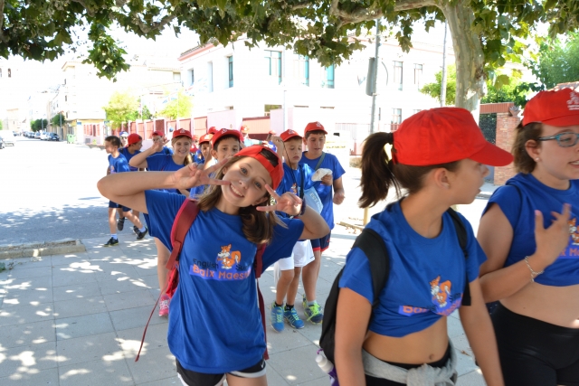 Con la camiseta azul del campamento
