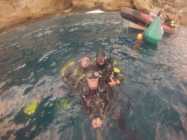 tres buceadores a punto de sumergirse