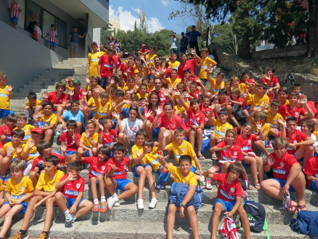  group of children with the atleti shirt.JPG 