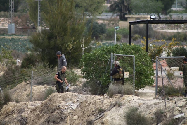 tres hombres inspeccionando el terreno rocoso