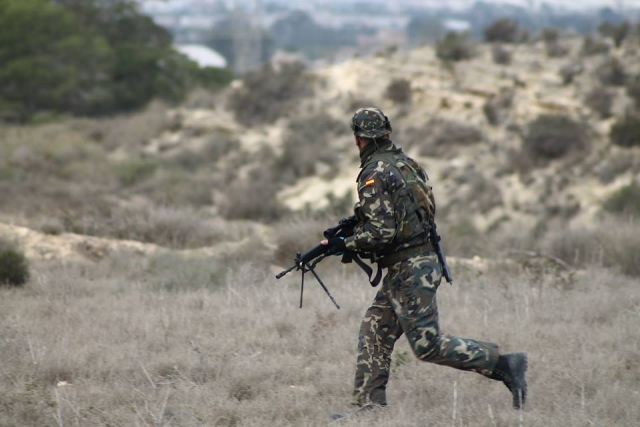 un hombre de espaldas corriendo en el campo