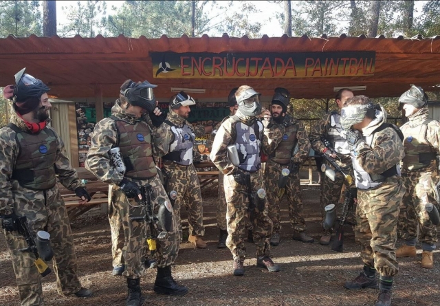 Abbassare le maschere di paintball 