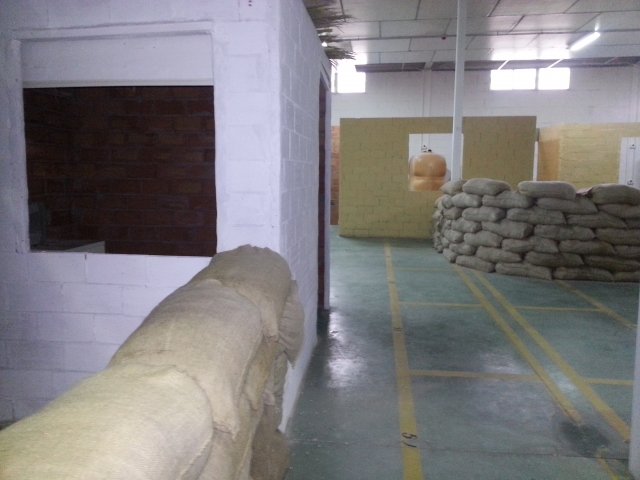 montaña de sacos a lo fondo y en un suelo verde.jpg