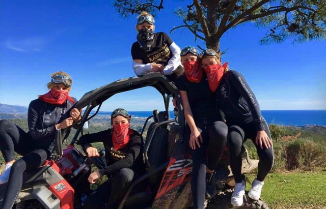 Amigas equipadas para excursion en buggy
