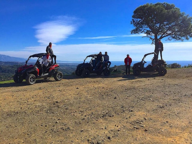 Foto de grupo en Marbella haciendo buggy tour