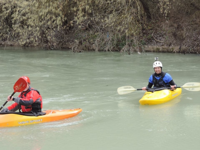 Remando en las piraguas