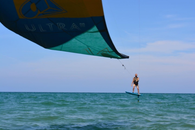 Letting yourself be carried away in the sea by the kite