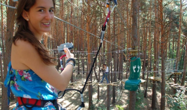 nina a punto de cruzar un parque de aventuras