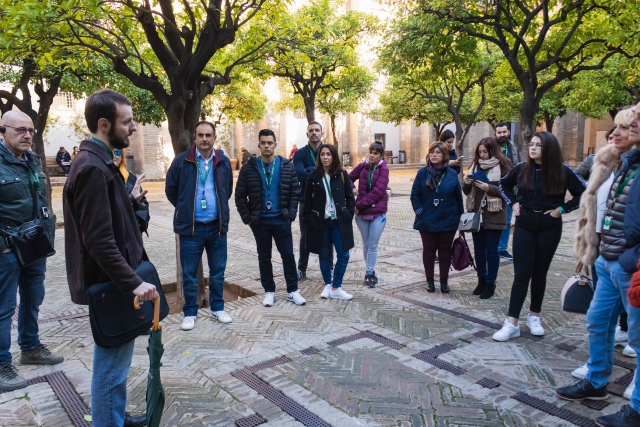 Gruppo di visitatori con guida 