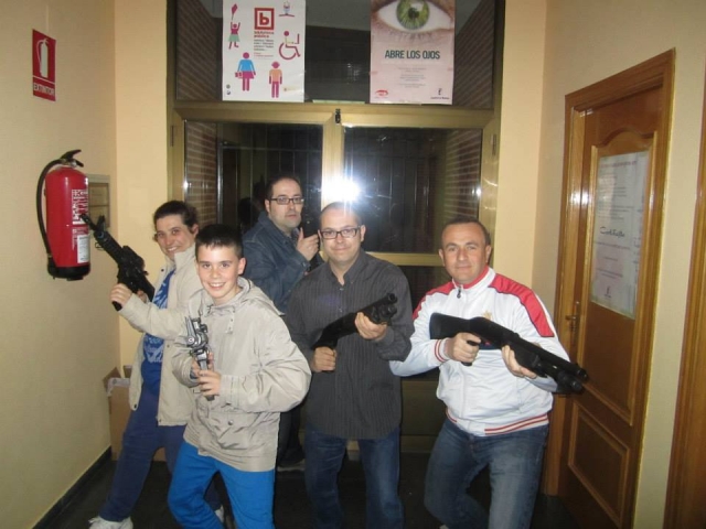 Familia con armas para vencer a los zombies
