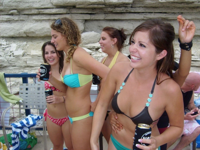 Chicas de fiesta en bikini