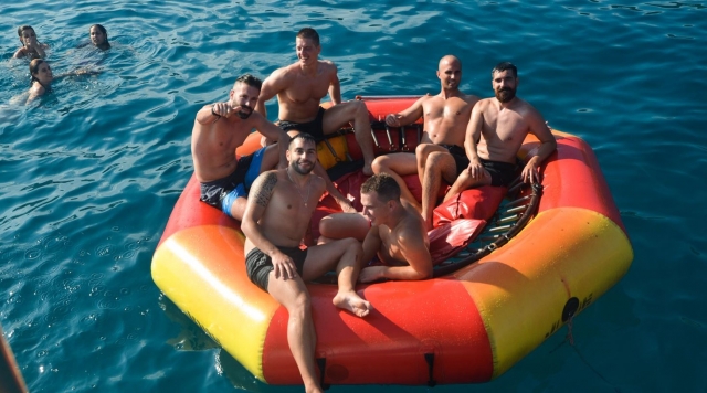  Eine Gruppe von Freunden, die einen riesigen Schwimmkörper benutzen