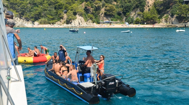  Ein kleines Motorboot mit reduzierter Kapazität für Genießen Sie einen angenehmen Spaziergang. 