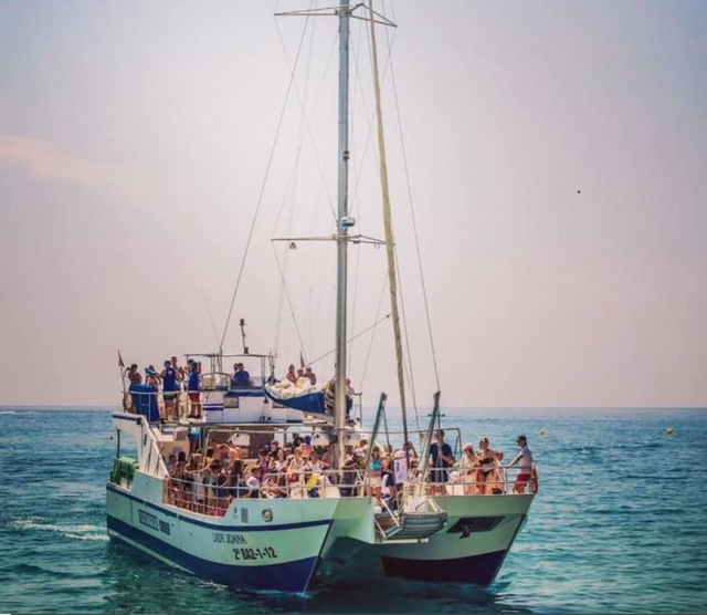  Eines unserer Boote entlang der Costa de Brava 