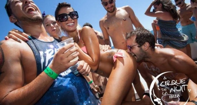 chicos en bañador divirtiendose en una fiesta en barco chicos en bañador divirtiendose en una fiesta en barco