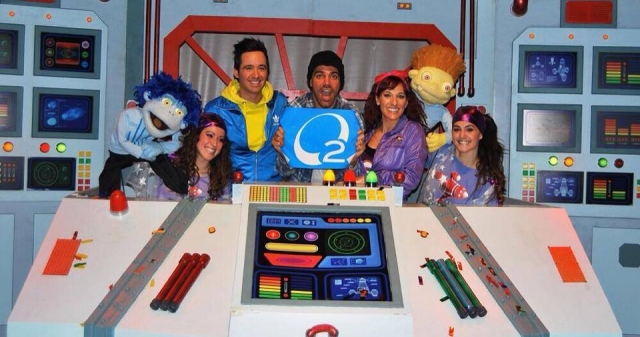 grupo de amigos con los munecos de barrio sesamo