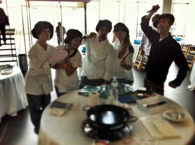grupo de cocineros preparando una comida