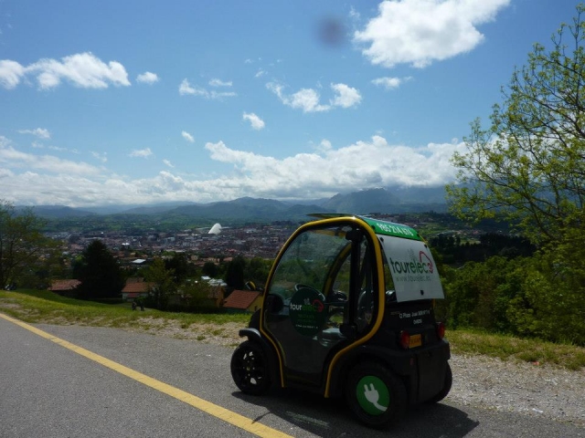  carro elétrico estacionado na estrada 