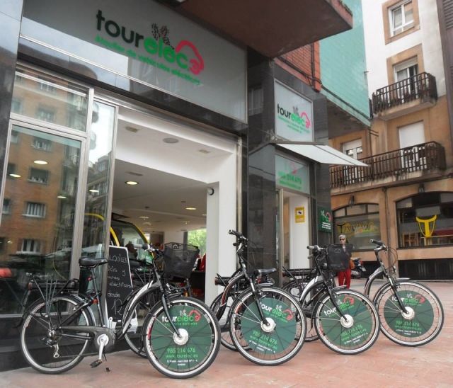 várias bicicletas em frente à vitrine tourelec 
