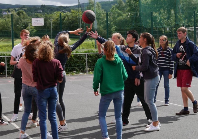 Jugando al baloncesto