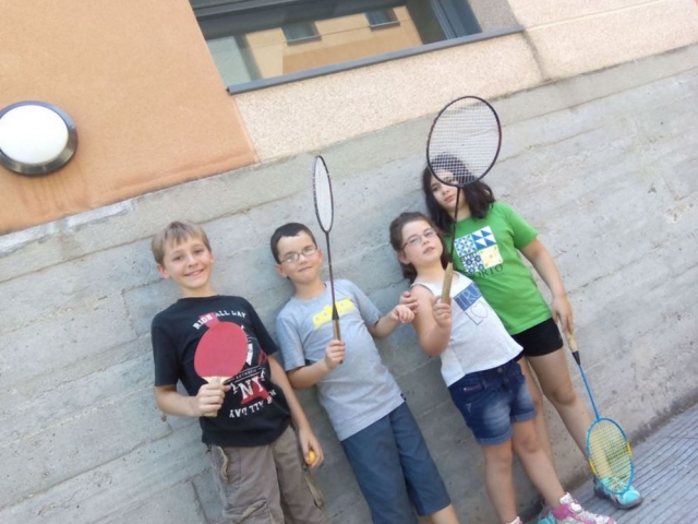 拿着球拍和铲子的孩子 