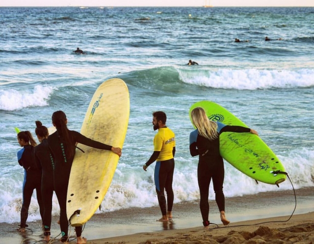 e-19714854-surfistas-sosteniendo-las-tablas14945140843862.jpg