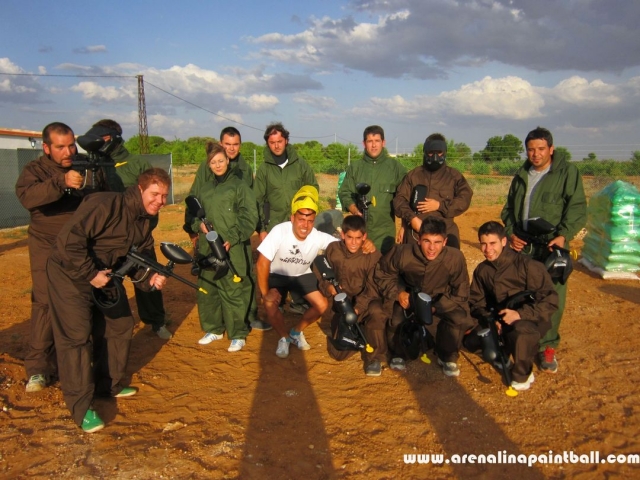 group of young people with suits to carry out a paintball battle.JPG 