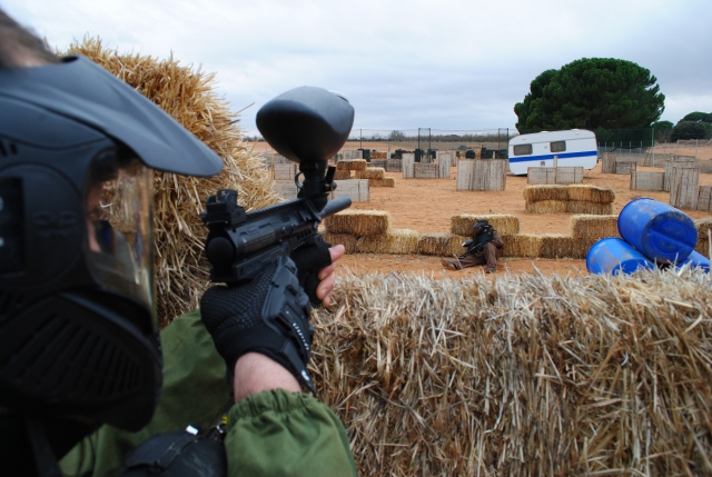  boy with a gun to play paintball.JPG 