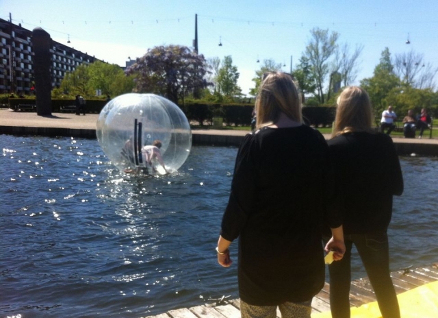  Observing the movement of the ball in the water 