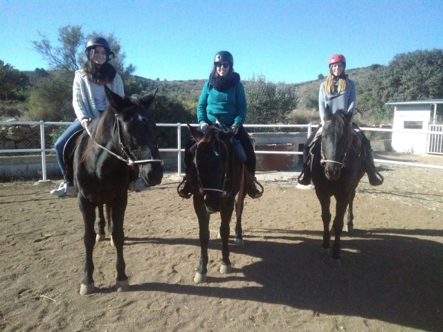 Chicas en la pista hipica