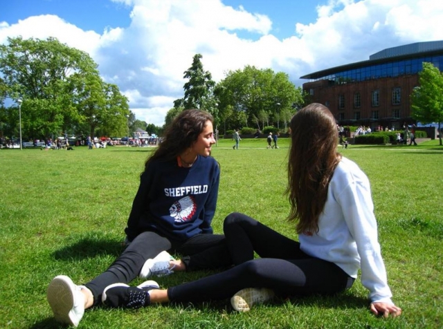 Estudiantes en el campus