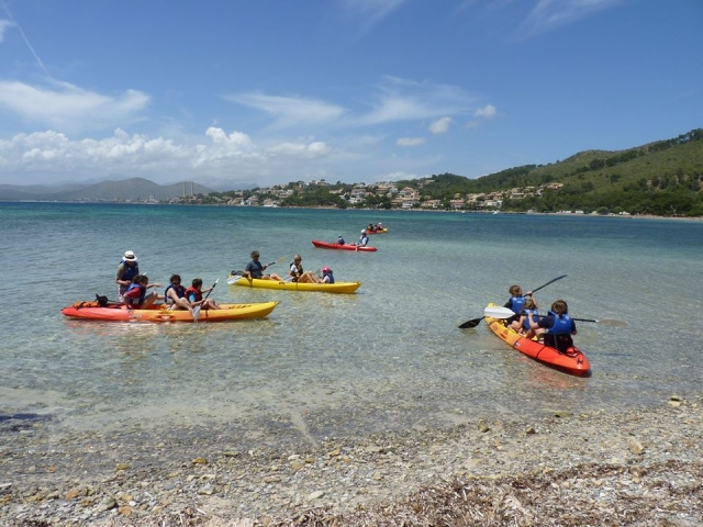 familias disfrutando de un paseo en kayak