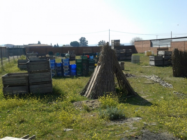 campo di paintball e softair con molti elementi.jpg 