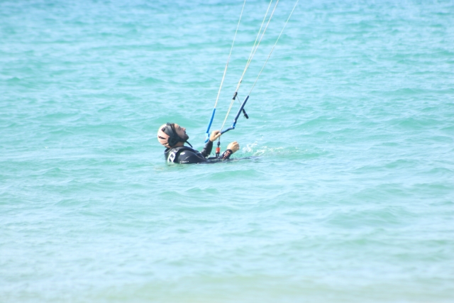 Mirando a la cometa en el agua