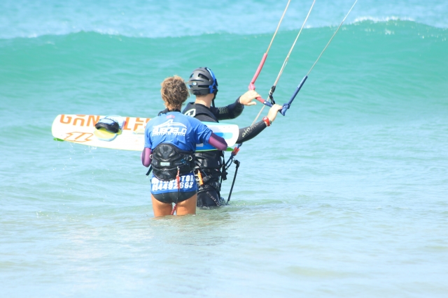 Leccion de kitesurf ene el mar