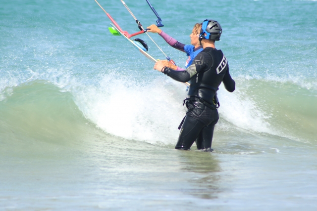 Observando como sujetar la cometa
