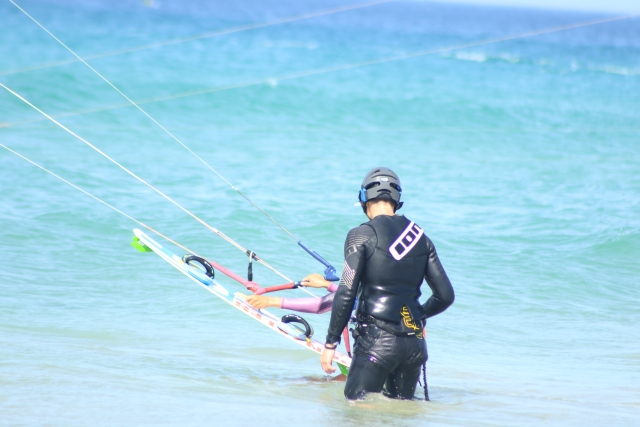 Viendo al instructor de kile en el agua