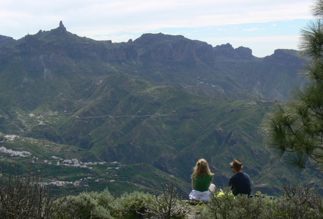 dos personas disfrutando del mirador de los 100 Valles