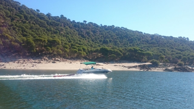 Paseo en barco por la presa