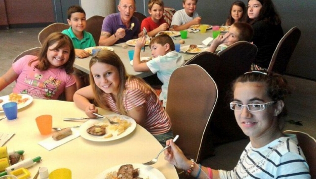 kike calleja comiendo con unos ninos