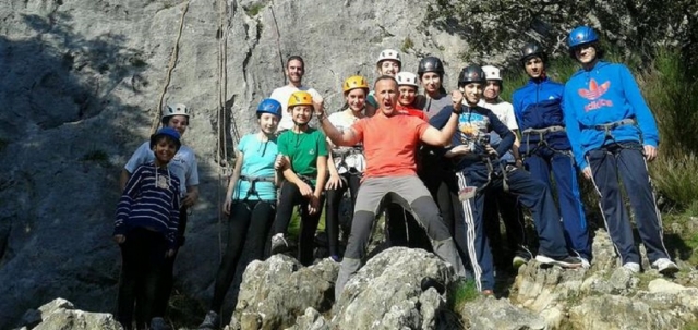kike calleja junto a unos jovenes