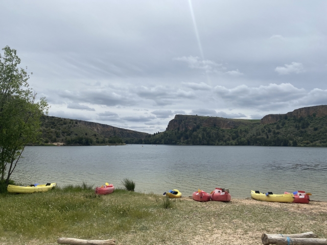 e-19715760-kayaks-en-la-orilla-del-lago16217650863501.jpg
