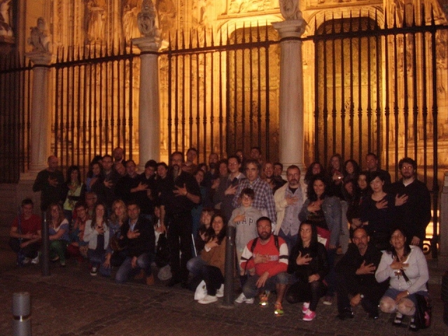 grupo de personas delanle de una verja de una catedral