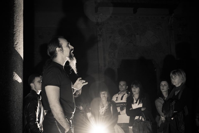 tour de un grupo con la luz en el instructor