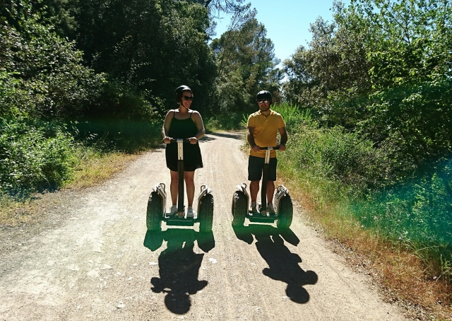  Boy and girl on the path of Barcelona 