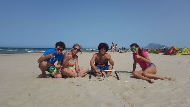 Sentados en la arena de la playa