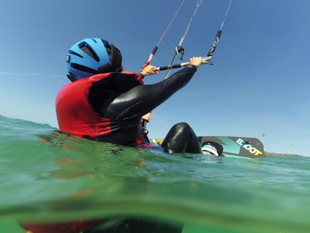 Práctica de kite en el agua en Tarifa